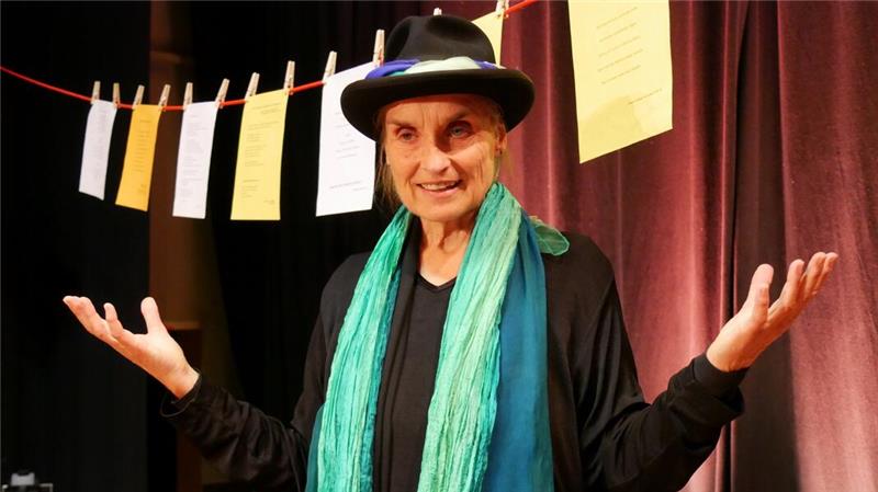 Ein-Personen-Stück über Lebenszeit und den Tod als Tabu Eindrucksvolles Schauspiel von Annette Schramm auf der Bühne des Kulturkraftwerks.
