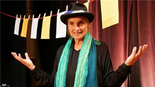 Eindrucksvolles Schauspiel von Annette Schramm auf der Bühne des Kulturkraftwerks.