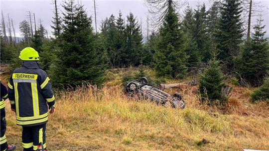 Eine 36-jährige Frau aus Walkenried überschlägt sich am Freitagvormittag bei einem Verkehrsunfall auf der B4 zwischen Torfhaus und Braunlage mit ihrem Wagen.