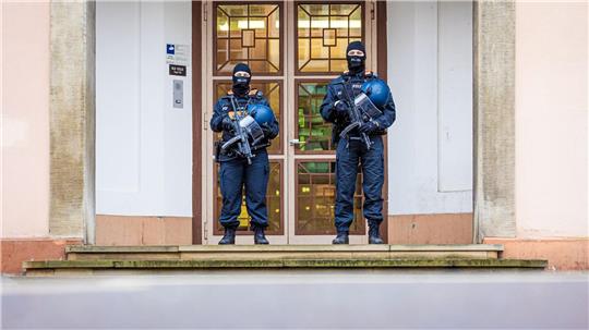 Eine 42 Jahre alte frühere Islamistin muss sich wegen Mitgliedschaft in der Terrormiliz IS vor dem Oberlandesgericht Celle verantworten. (Archivbild)