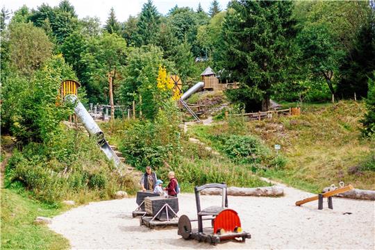 Eine 500-Euro-Spende an den Robinsonspielplatz gibt es von den Schmandrachen und Besuchern ihres Festivals. Rainer Wiedemann (stehend, 2. von rechts) hat große Pläne für den Spielplatz.  Fotos: Knoke/GZ-Archiv