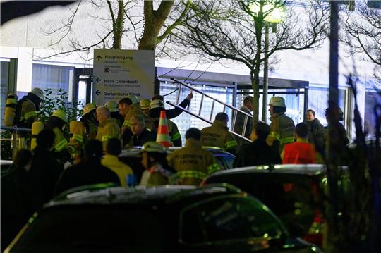 Eine 65-jährige Frau, die sich stundenlang in einem Raum des Krankenhauses verschanzt hatte, konnte überwältigt werden.