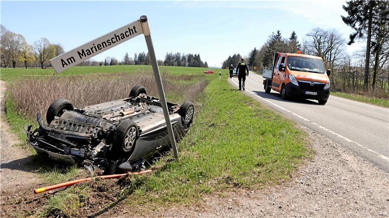 Eine 70-Jährige kommt mit ihrem Auto von der Straße ab und landet im Graben. Foto: Neuendorf