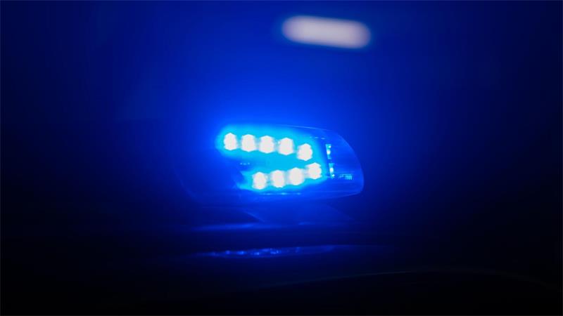Eine 74-Jährige wurde aus ihrem Auto befreit. (Symbolbild)