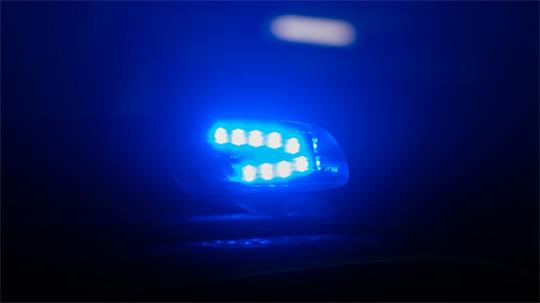 Eine 74-Jährige wurde aus ihrem Auto befreit. (Symbolbild)