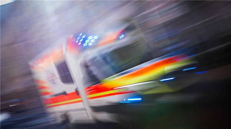 Eine 81-Jährige hat sich mit ihrem Auto überschlagen und ist dabei lebensgefährlich verletzt worden. (Symbolbild)