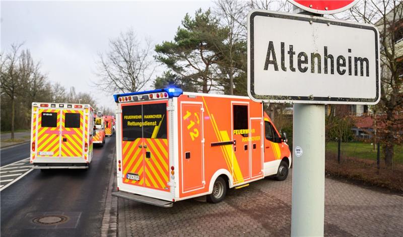 Eine 84-jährige Bewohnerin ist am Morgen bei einem Zimmerbrand ums Leben gekommen. Die Feuerwehr Hannover ist im Großeinsatz.