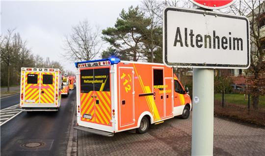 Eine 84-jährige Bewohnerin ist am Morgen bei einem Zimmerbrand ums Leben gekommen. Die Feuerwehr Hannover ist im Großeinsatz.