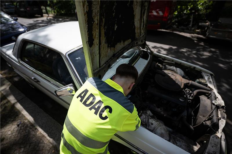 ADAC: Mehr Mitglieder, mehr Pannen, weniger Geld übrig Eine ADAC Mitarbeiterin prüft ein Fahrzeug.