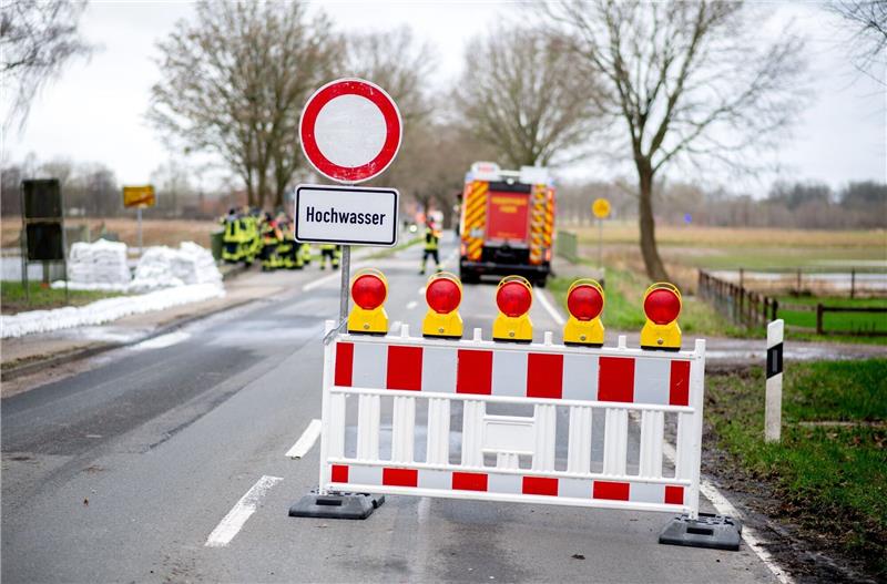 Hochwasser hält Niedersachsen in Atem: Talsperren voll Eine Absperrbake und ein Schild mit der Aufschrift "Hochwasser".