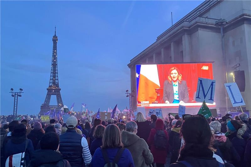 „Historisch”: Abtreibungsrecht in französischer Verfassung Eine Abstimmung mit großer Symbolkraft: In Frankreich wird die Freiheit auf Abtreibung in der Verfassung verankert.