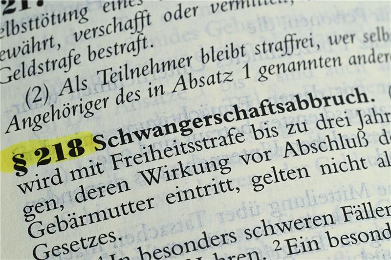 Kommission gibt Empfehlung zu Strafbarkeit von Abtreibungen Eine Abtreibung ist nach Paragraf 218 grundsätzlich strafbar, es sei denn, sie findet innerhalb der ersten zwölf Wochen statt und die Frau hat sich zuvor beraten lassen.