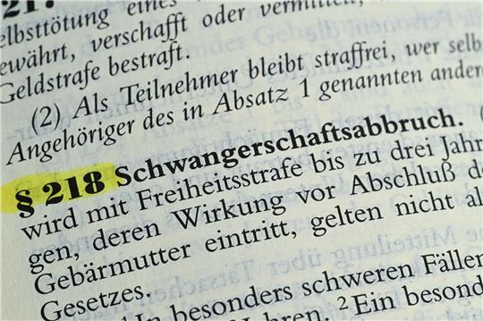 Eine Abtreibung ist nach Paragraf 218 grundsätzlich strafbar, es sei denn, sie findet innerhalb der ersten zwölf Wochen statt und die Frau hat sich zuvor beraten lassen.