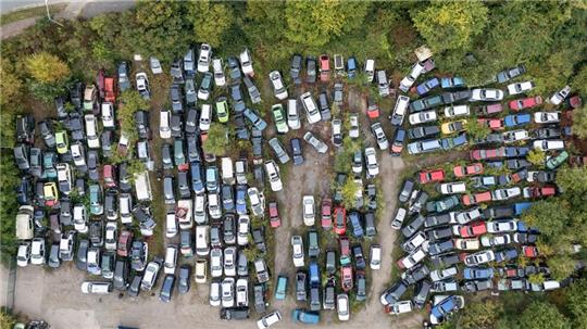 Eine Abwrackprämie kann einer neuen Studie zufolge zur Erreichung der Klimaziele beitragen. (Symbolbild)