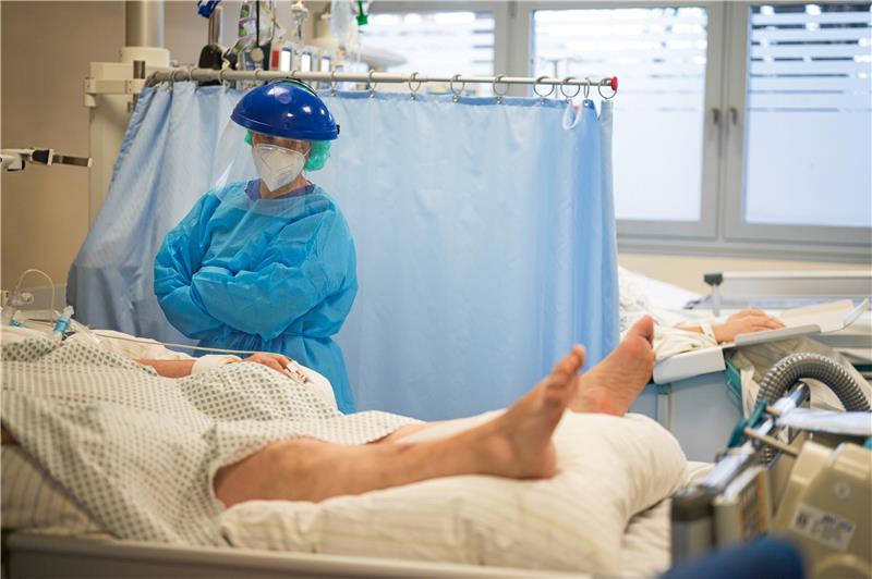Viruszahlen: „Mut machend“, aber falsch interpretiert Eine Ärztin kümmert sich auf der Intensivstation eines Krankenhauses um einen Corona-Patienten. Foto: dpa