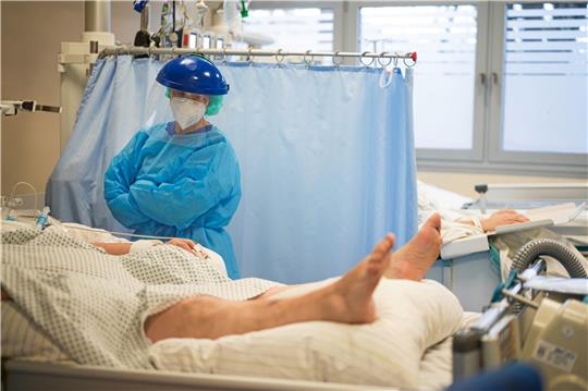 Eine Ärztin kümmert sich auf der Intensivstation eines Krankenhauses um einen Corona-Patienten.  Foto: dpa