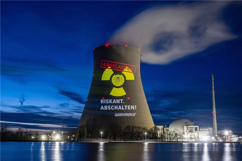 Greenpeace protestiert an drei aktiven AKW gegen Atomkraft Eine Aktion von Greenpeace am Atomkraftwerk Isar 2 in Bayern.