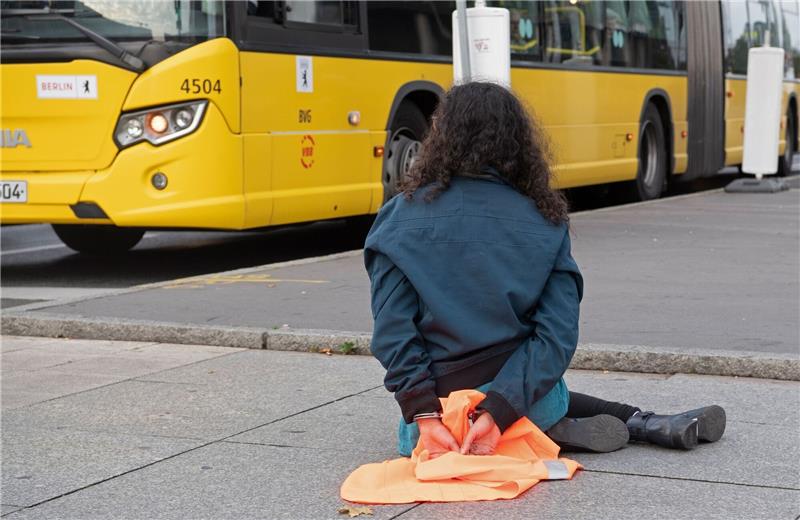 Um Juden zu schützen: Letzte Generation setzt Proteste aus Eine Aktivistin der Letzten Generation protestiert am 06.10.2023 in Berlin.
