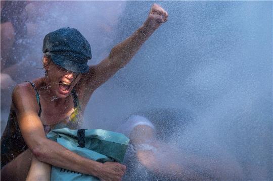 Eine Aktivistin während des Klimaprotests, organisiert von der Umweltschutzbewegung Extinction Rebellion.