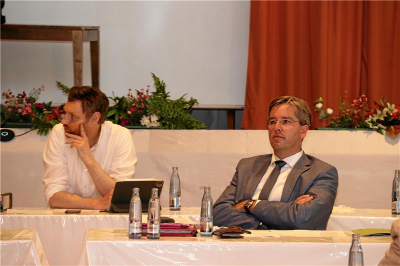 Kampf mit harten Bandagen Eine Aktuelle Stunde als Schrecksekunde: Am 8. Juni 2021 wird Oberbürgermeister Dr. Oliver Junk (CDU) im Rat mit dem Vorwurf der Aktenmanipulation konfrontiert. Links hört Schulen-Fachdienstleiter Sven Busse aufmerksam zu. Archivfoto: Roß