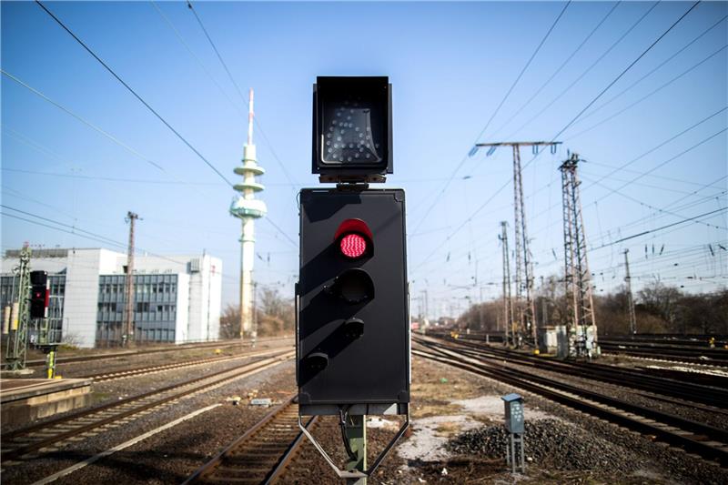 Eine Ampel steht auf rot vor den Gleisen am Hauptbahnhof in Richtung Essen.