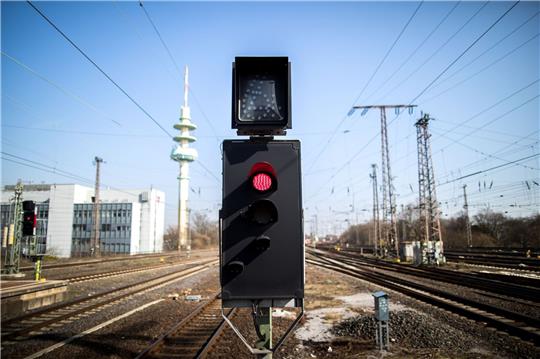 Eine Ampel steht auf rot vor den Gleisen am Hauptbahnhof in Richtung Essen.