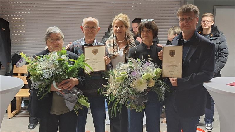 Eine Anerkennung für jahrelange Tätigkeit: Edeltraut Breeger, Siegfried Breeger, Urte Schwerdtner, Kirsten Neveling und Achim Neveling (v.l.)