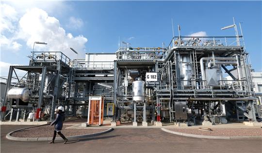 Eine Anlage zur Herstellung von synthetischem Kautschuk.