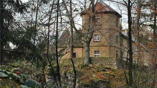 Eine Ansicht, wie sie früher nur in den Wintermonaten möglich war: Vor seiner Sanierung im Jahr 2015 bot das Jägerhaus einen mystischen Anblick. Heute ist es ein Ort für stilvolle Feiern.
