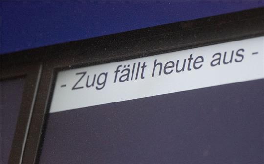 Eine Anzeige weist auf einen Zugausfall hin.