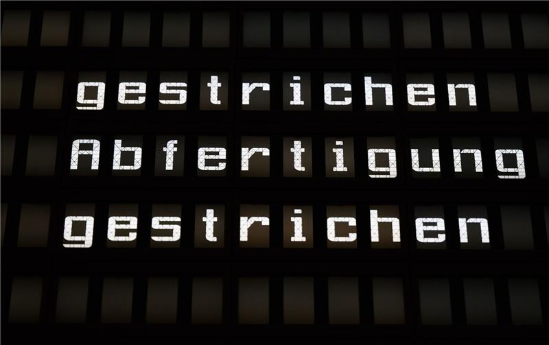 Eine Anzeigetafel im Flughafen informiert über ausgefallene Flugverbindungen.
