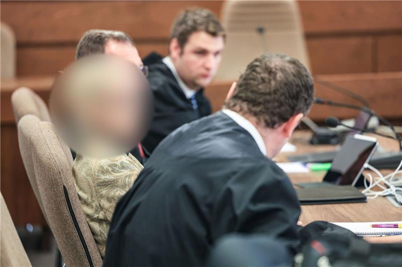 Verunreinigte Glukose: Bewährungsstrafe für Apothekerin Eine Apothekerin (l.) sitzt im Landgericht zwischen ihren Anwälten auf der Anklagebank.