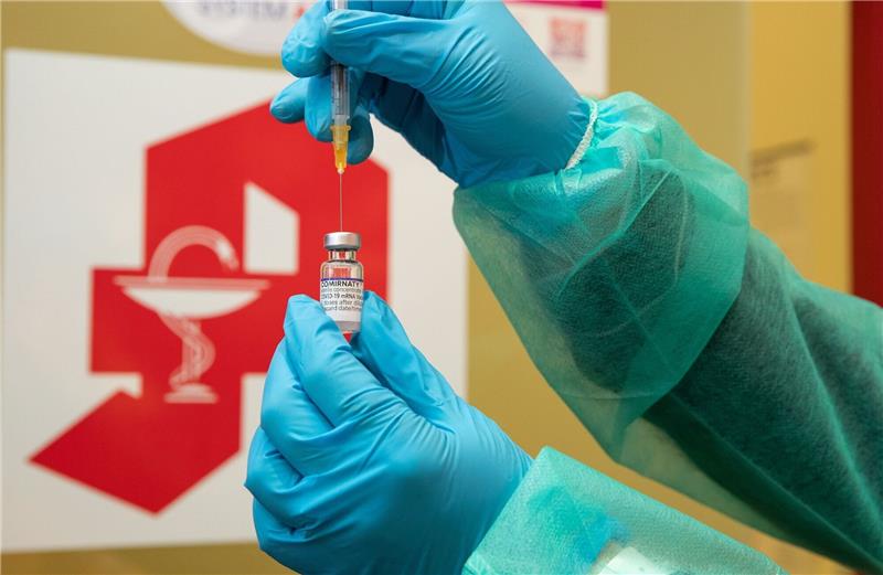 RKI registriert 62.349 Corona-Neuinfektionen Eine Apothekerin zieht den Impfstoff Comirnaty vom Hersteller Biontech / Pfizer mit einer Spritze auf.