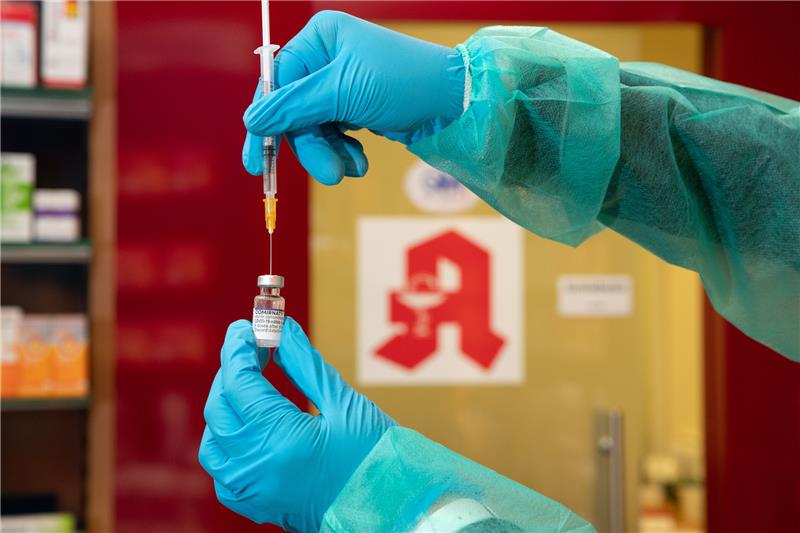 228 Neuinfektionen im Landkreis Goslar, Inzidenz sinkt Eine Apothekerin zieht in ihrer Apotheke den Impfstoff Comirnaty vom Hersteller Biontech/Pfizer gegen das Coronavirus mit einer Spritze auf. Foto: Friso Gentsch/dpa