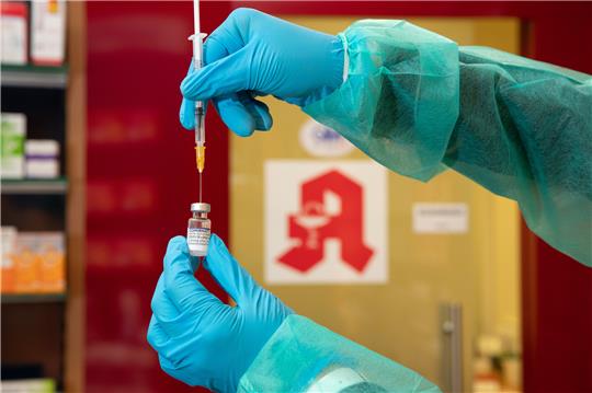 Eine Apothekerin zieht in ihrer Apotheke den Impfstoff Comirnaty vom Hersteller Biontech/Pfizer gegen das Coronavirus mit einer Spritze auf. Foto: Friso Gentsch/dpa