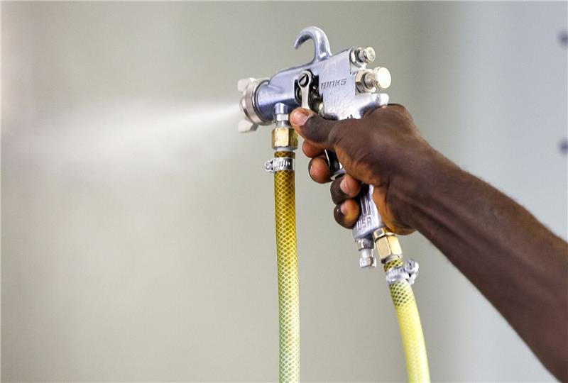 Warum verlassen ausländische Arbeitskräfte Deutschland? Eine Arbeitskraft aus Gambia bereitet in einem Unternehmen Stahlbleche für die Oberflächenbehandlung vor (Symbolbild).