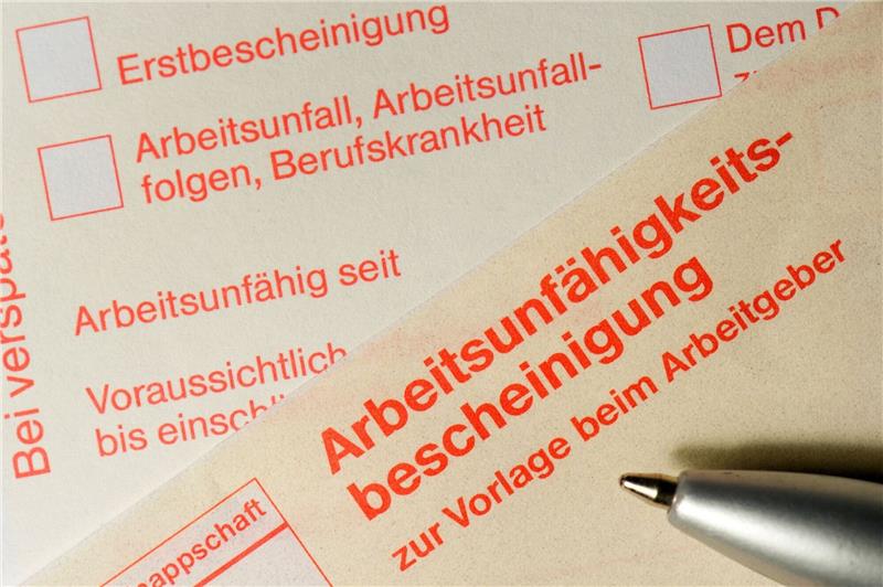 Barmer: Krankschreibungen wegen Corona wieder rückläufig Eine Arbeitsunfähigkeitsbescheinigung.