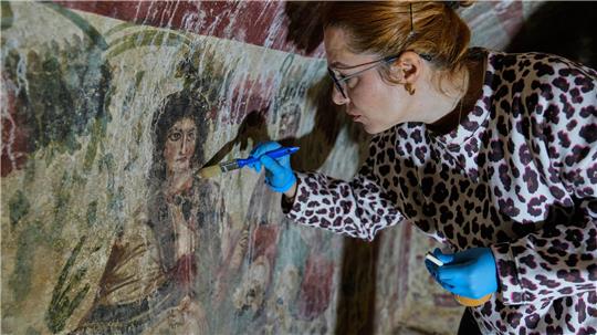 Eine Archäologin reinigt in der Türkei ein Fresko in einem Grab aus dem 3. Jahrhundert. Eine seltene, frühchristliche Darstellung von Jesus wurde in dem Grab entdeckt 