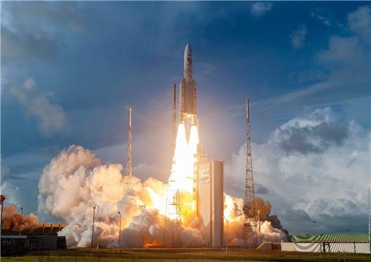 Eine Ariane 5 Rakete hebt vom europäischen Weltraumbahnhof Kourou in Französisch-Guayana ab.