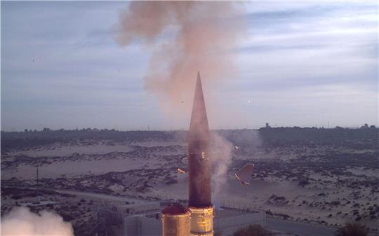 Eine «Arrow-3»-Abfangrakete, die am Morgen des 03. Januar 2014 von einem israelischen Militärstützpunkt an einem ungenannten Ort an der Mittelmeerküste startet.
