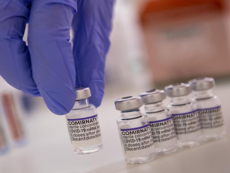 Landkreis Goslar mit zweithöchster Inzidenz in Niedersachsen Eine Arzthelferin hält eine Ampulle mit dem Corona-Impfstoff von Biontech/Pfizer in der Hand. Foto: Lennart Preiss/dpa/Symbolbild