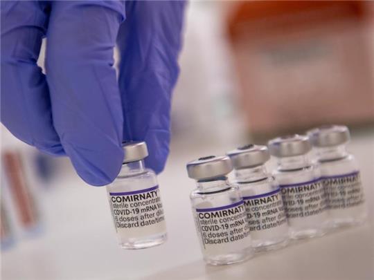 Eine Arzthelferin hält eine Ampulle mit dem Corona-Impfstoff von Biontech/Pfizer in der Hand. Foto: Lennart Preiss/dpa/Symbolbild