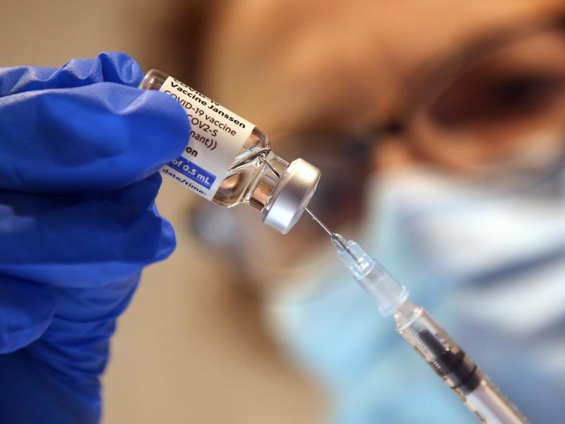 Eine Arzthelferin zieht eine Spritze mit einem Impfstoff gegen das Corona-Virus auf. Foto: Wolfgang Kumm/dpa
