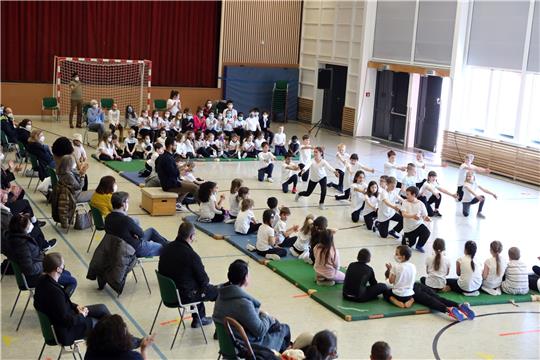 Eine Aufführung in der Stadthalle bildet den Abschluss der Tanz-Projektwoche an der Grundschule Clausthal. Pro Kind darf ein Elternteil dabei sein. Foto: Neuendorf
