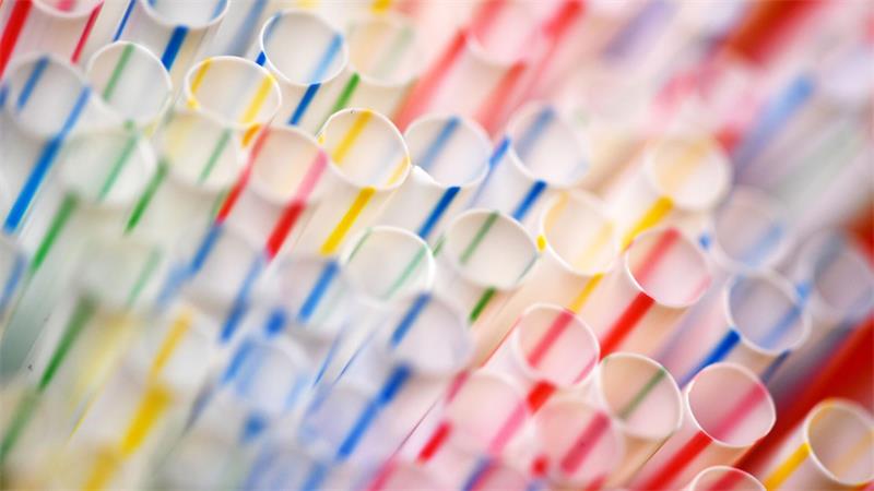 Eine Aufnahme aus dem Jahr 2017: Einweg-Plastikstrohhalme in einem Glas. (Archivbild)