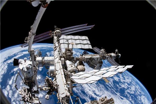 Eine Aufnahme aus der Kamera des Nasa-Astronauten Thomas Marshburn zeigt die Internationale Raumstation ISS und die Erde darunter.