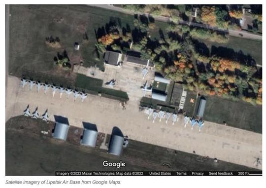 Eine Aufnahme der Militärbasis im russischen Lipetsk - angeblich sind Anlagen wie diese seit kurzem gestochen scharf bei Google Maps zu erkennen. Foto: Google maps/maxar