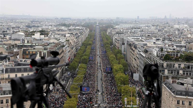 Eine Aufnahme vom Dach des Arc de Triomphe zeigt die großen Menschenmassen, die sich versammelt haben.
