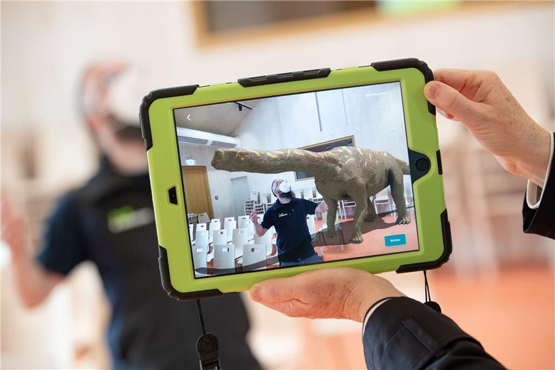 Eine Augmented-Reality-App wird mit einem Tablet im Schullandheim vorgestellt.