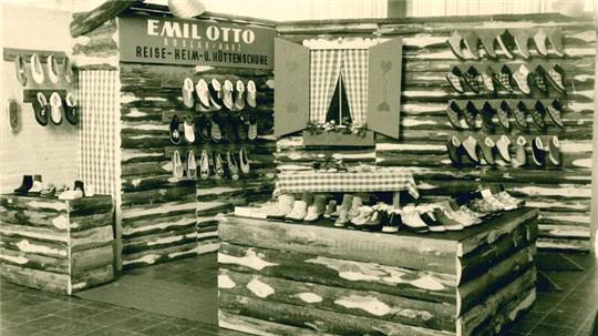 Eine Ausstellung der Reise-, Heim, und Hüttenschuhe der Emil Otto Schuhfabrik.